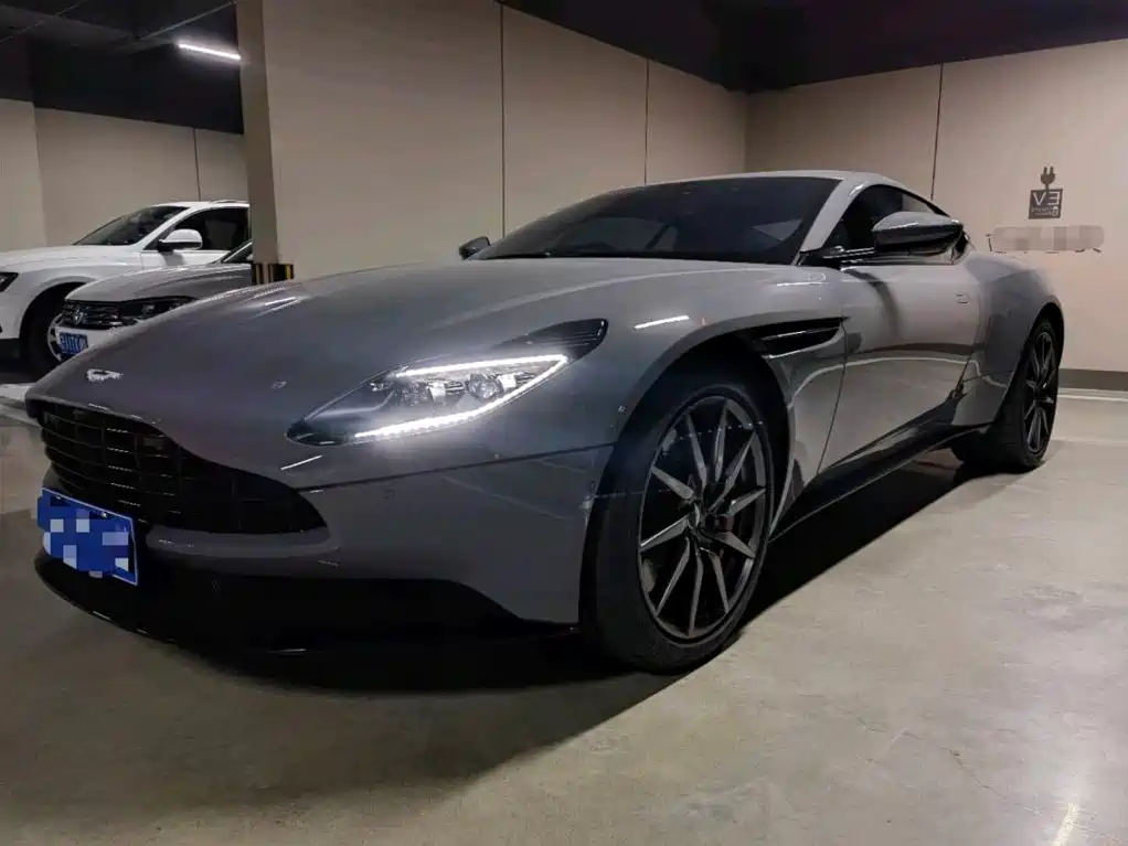 Aston Martin DB11 2022 — фото 15