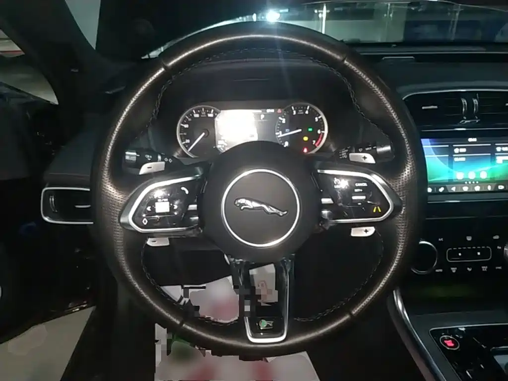 Jaguar XEL 2020 — фото 11