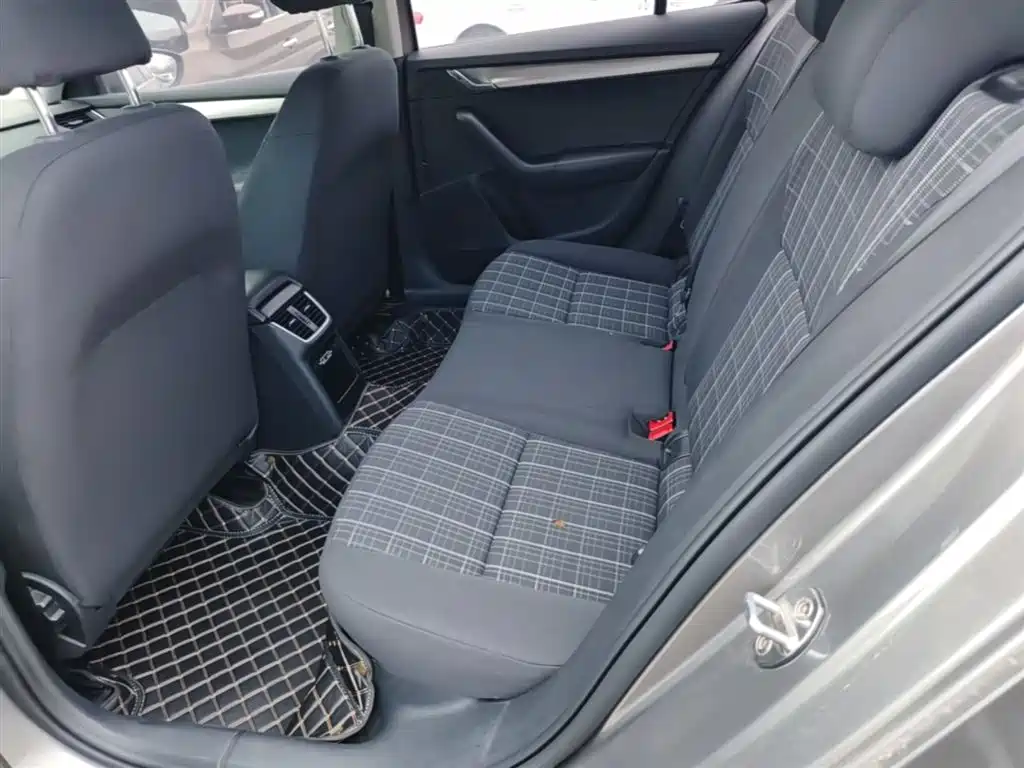Skoda Octavia 2018 — фото 17