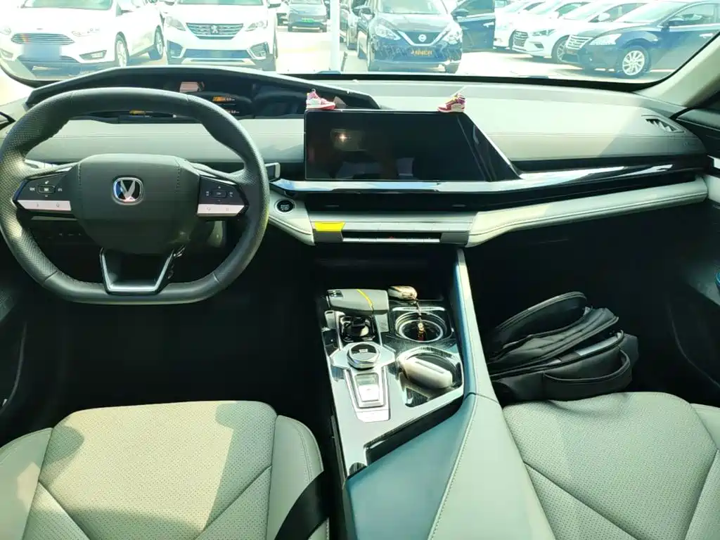 Changan UNI-V Smart Electric Idd 2023 — фото 10