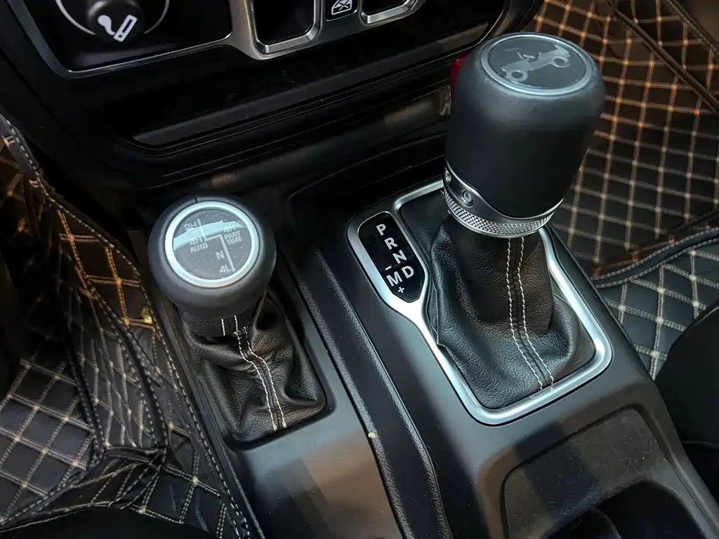 Jeep Wrangler 2019 — фото 18