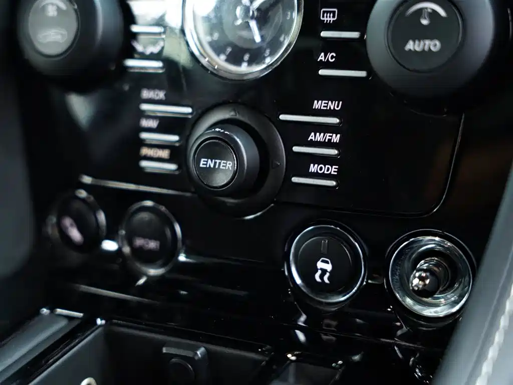 Aston Martin DBS 2010 — фото 47