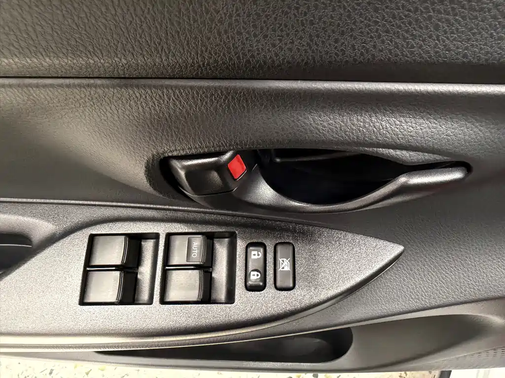 Toyota Yaris L 2023 — фото 16