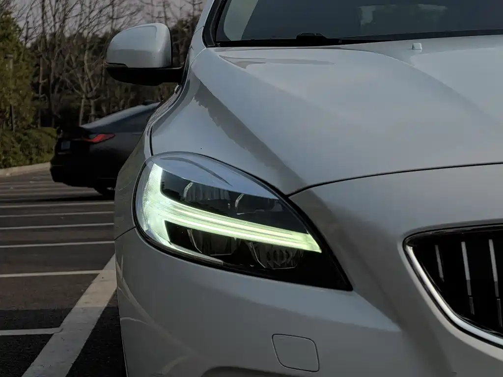 Volvo V40 2017 — фото 6