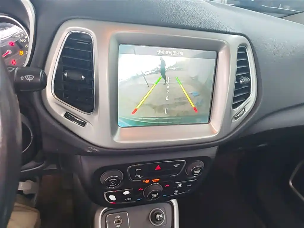 Jeep Compass 2018 — фото 13