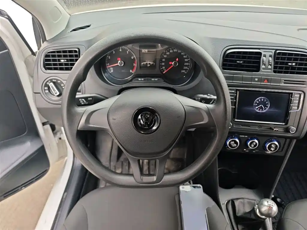 Volkswagen Polo 2017 — фото 11