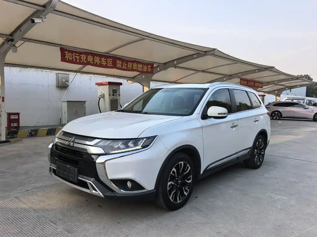 Mitsubishi Outlander 2020 — фото 1