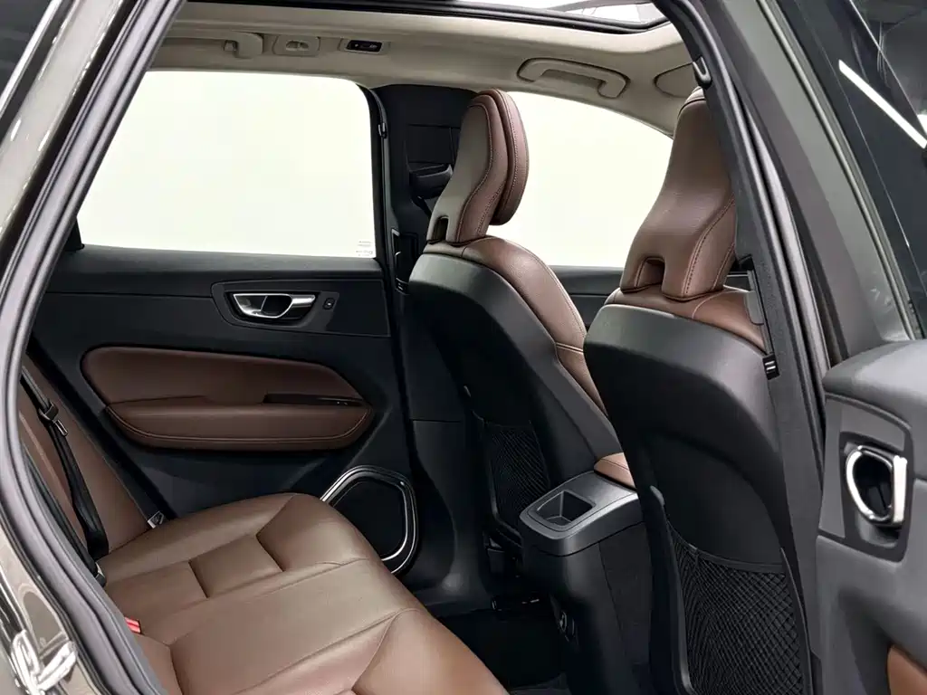 Volvo XC60 2019 — фото 10