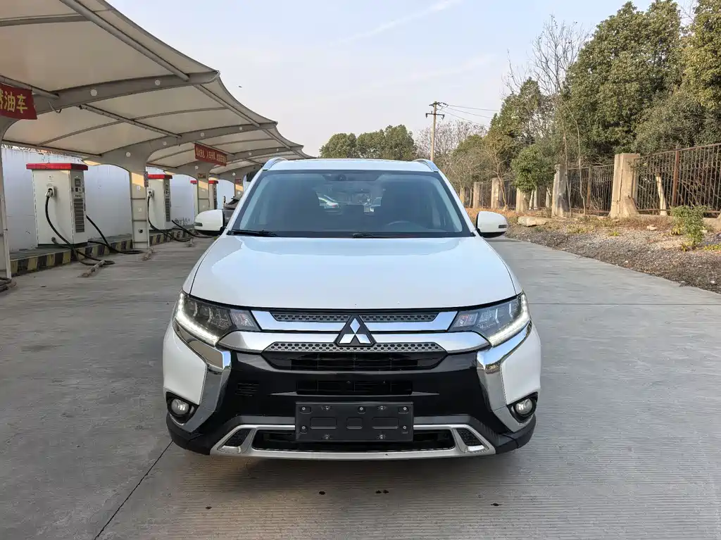 Mitsubishi Outlander 2020 — фото 2