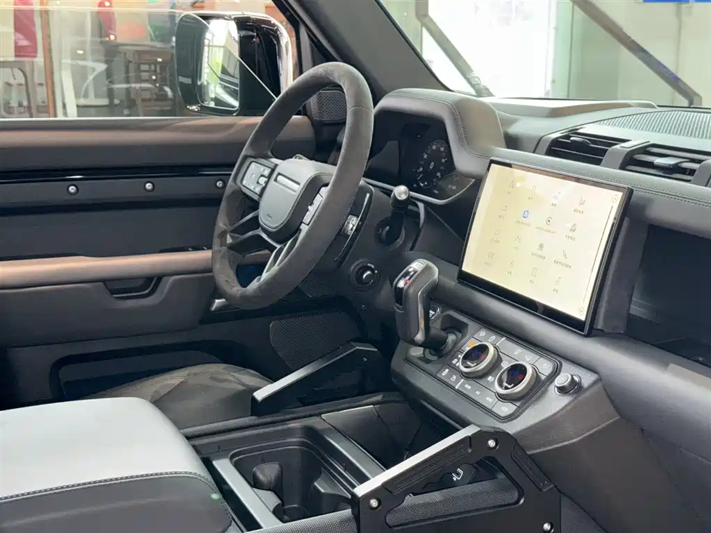 Land Rover Defender 2024 — фото 15