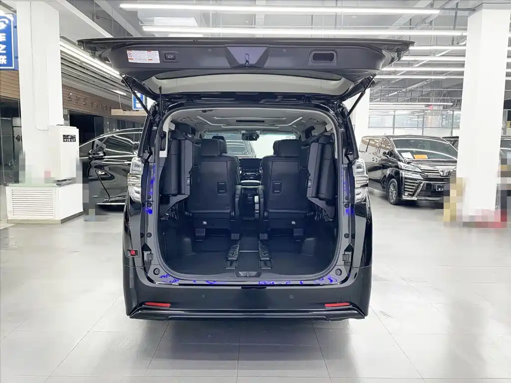 Toyota Vellfire 2023 — фото 13