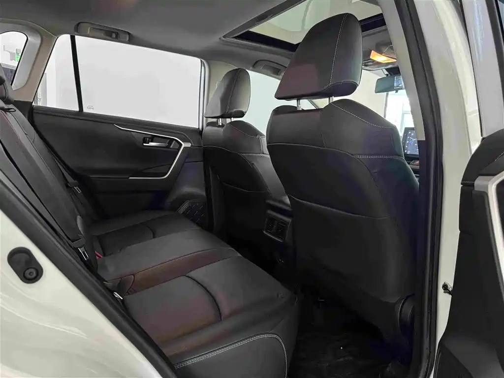 Toyota RAV4 2022 — фото 12
