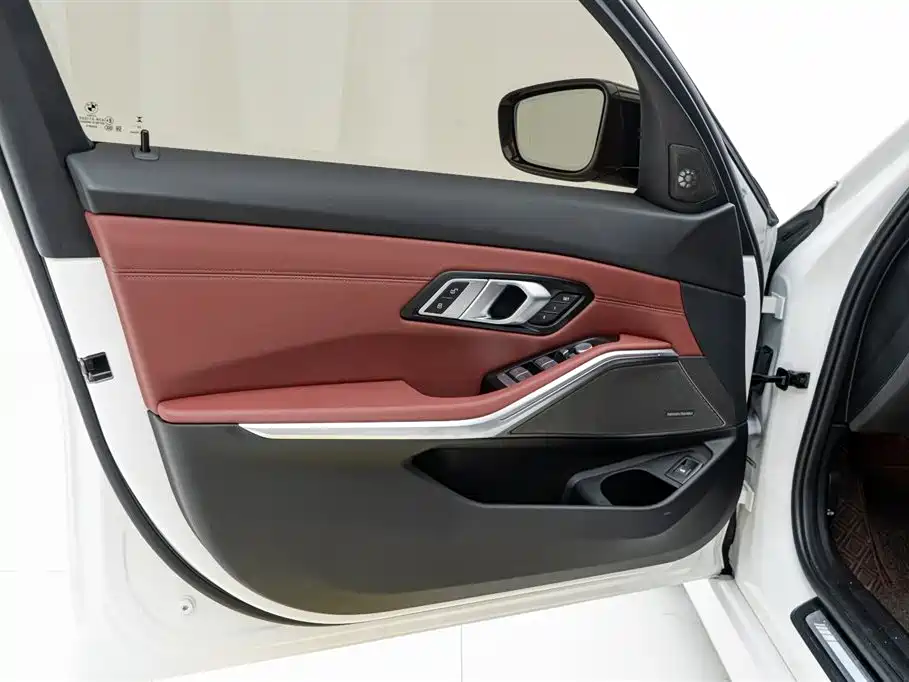 BMW 3 Series 2024 — фото 16