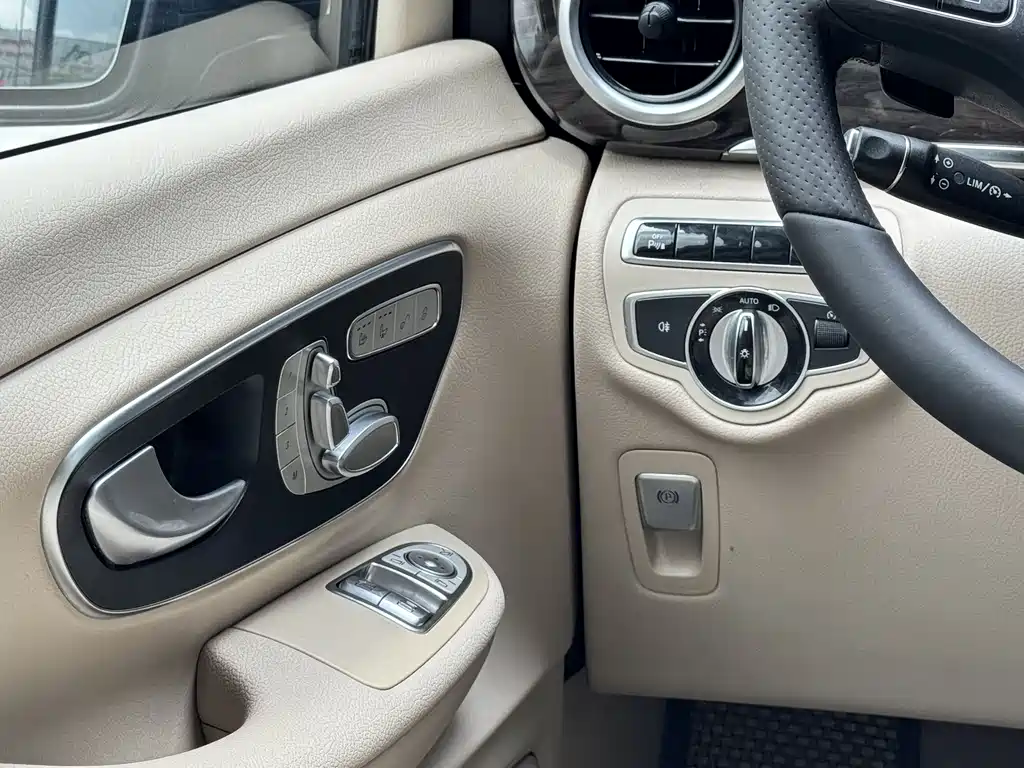 Mercedes-Benz V-Class 2017 — фото 14