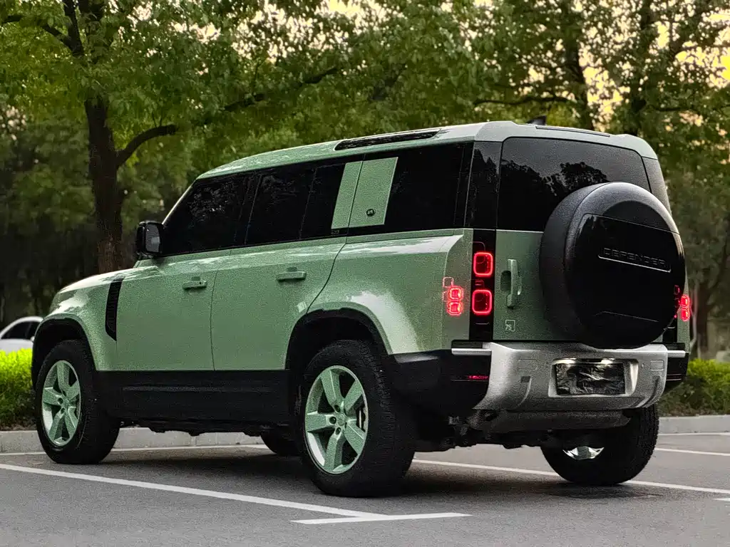 Land Rover Defender 2023 — фото 19