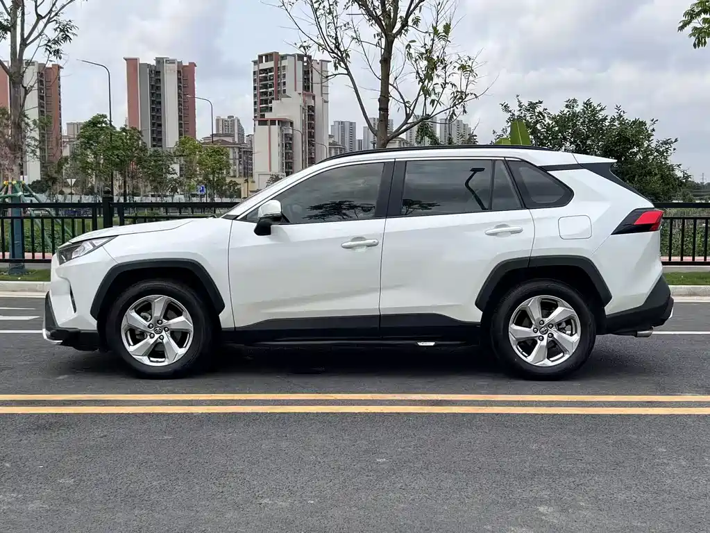 Toyota RAV4 2020 — фото 3