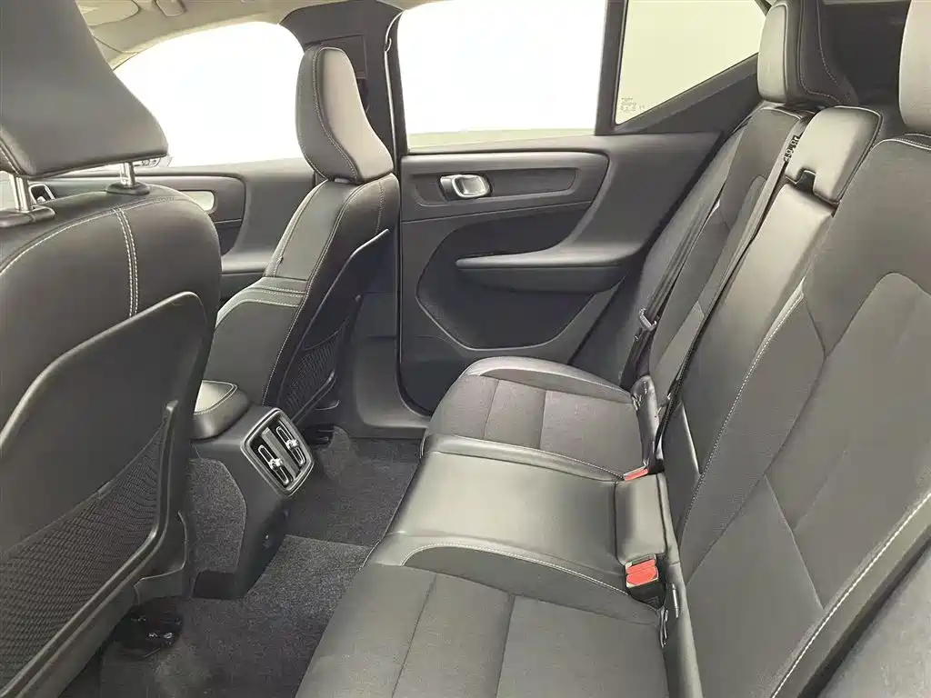 Volvo XC40 2019 — фото 10