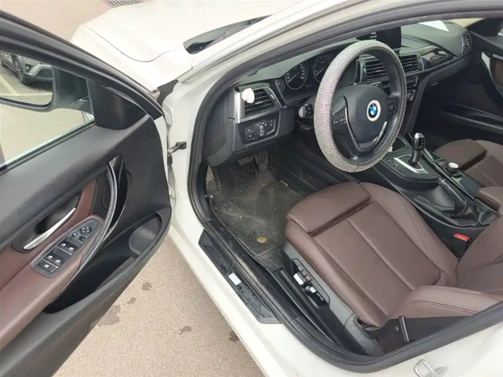 BMW 3 Series 2018 — фото 16