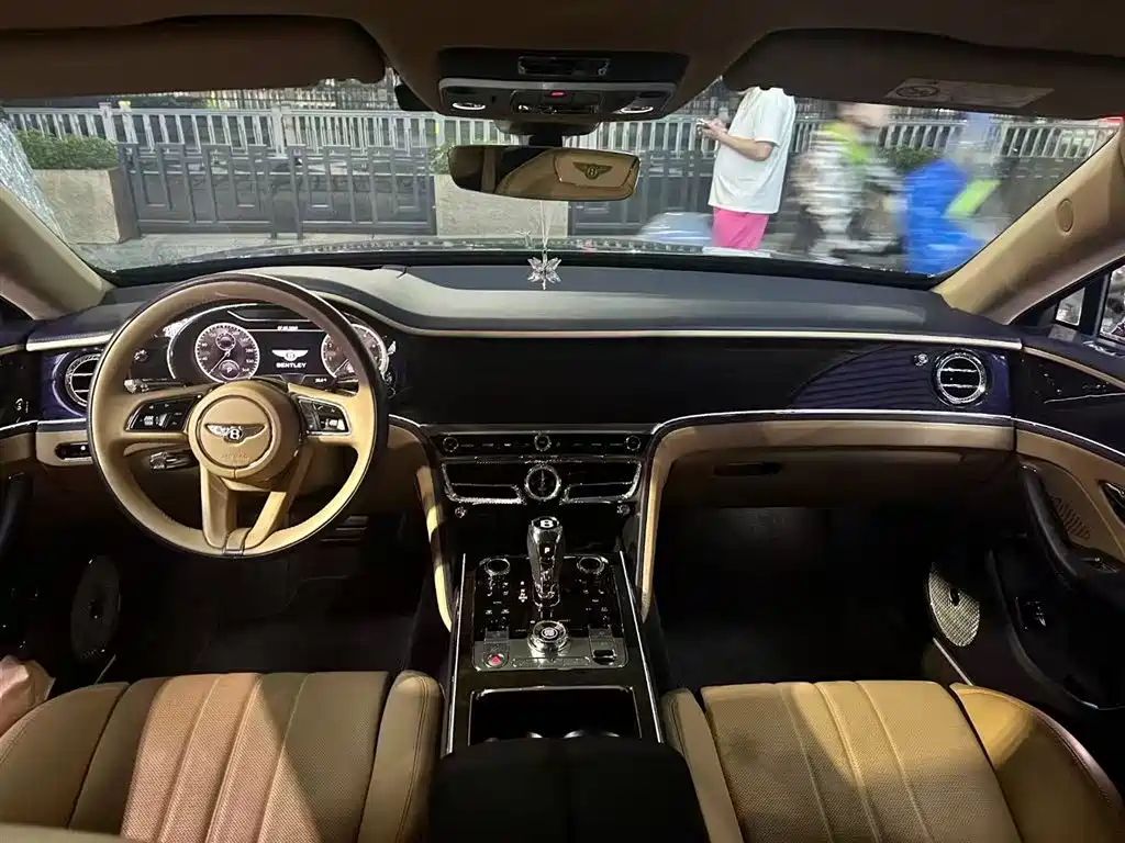 Bentley Flying Spur 2023 — фото 8