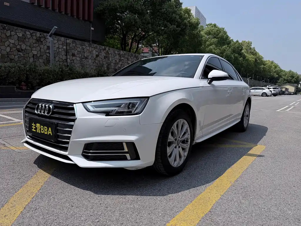 Audi A4L 2019 — фото 1