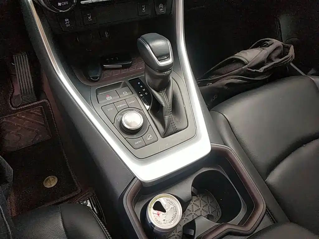 Toyota RAV4 2020 — фото 14