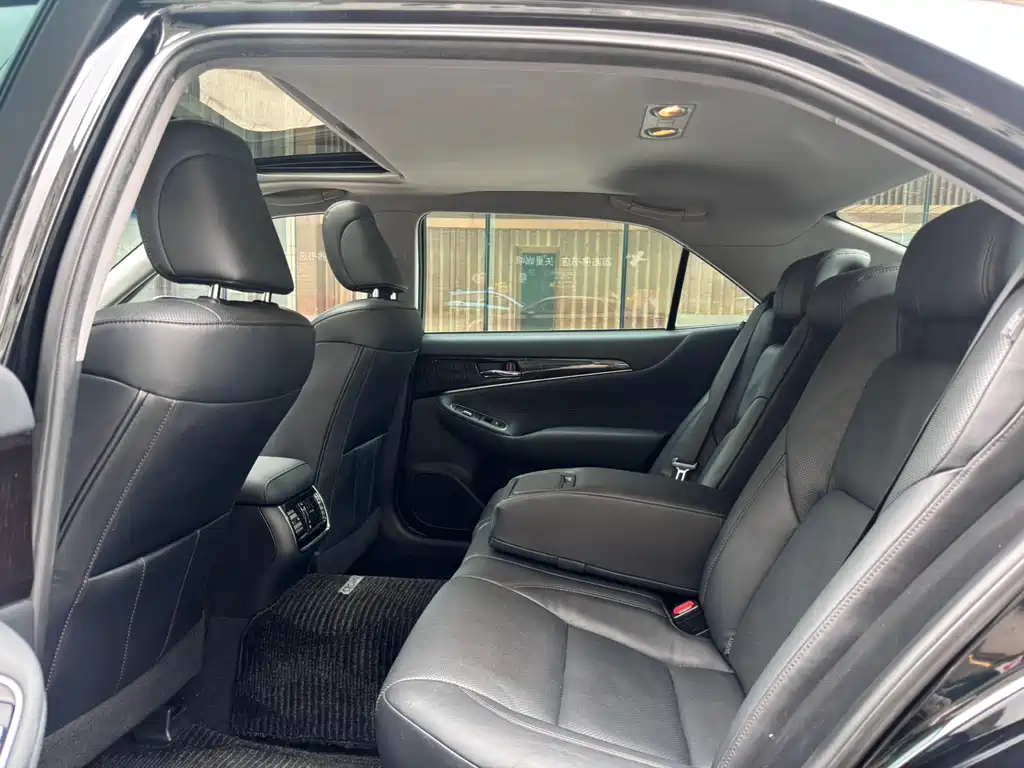 Toyota Crown 2017 — фото 18