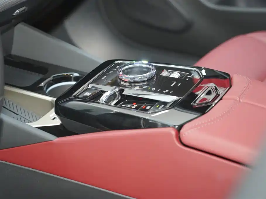 BMW 5 Series 2025 — фото 15