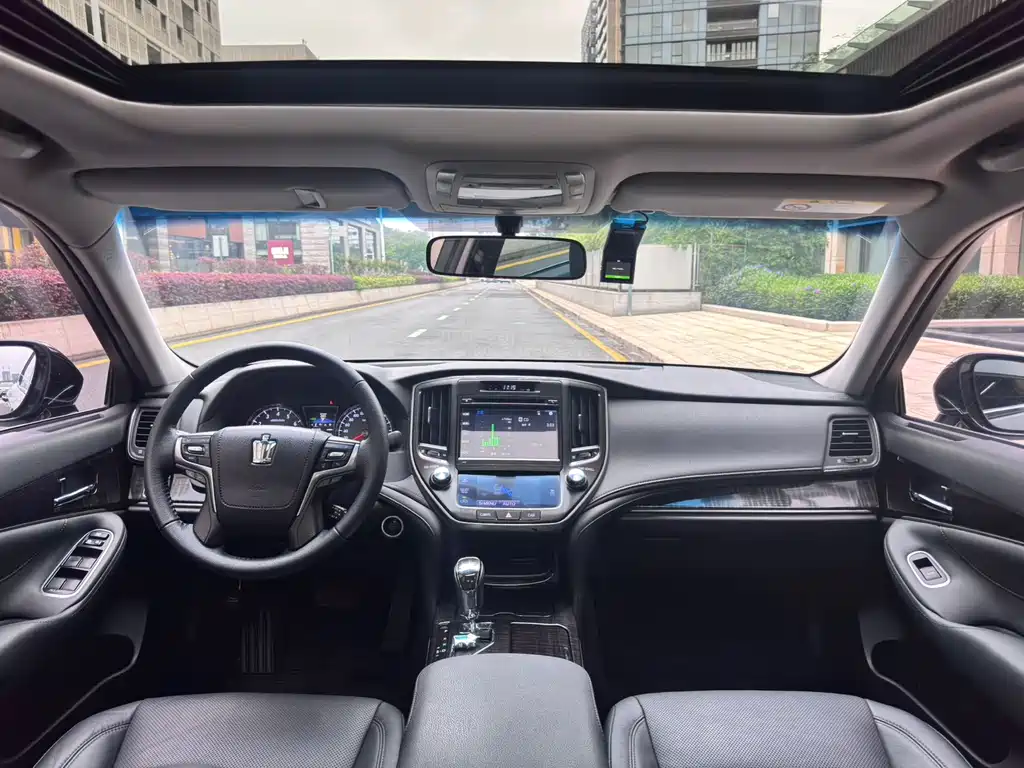 Toyota Crown 2017 — фото 8