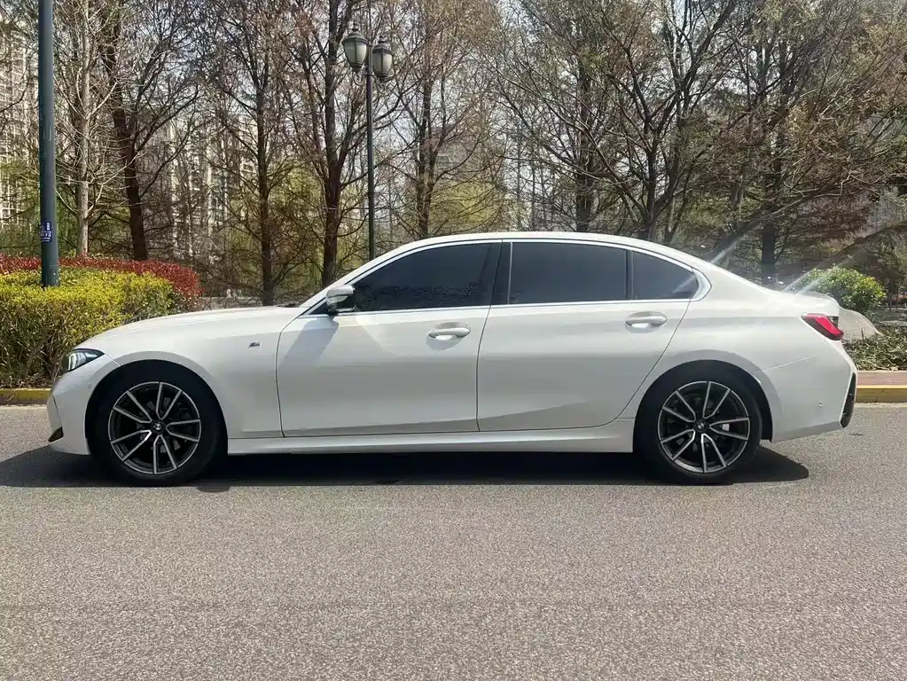 BMW 3 Series 2025 — фото 10
