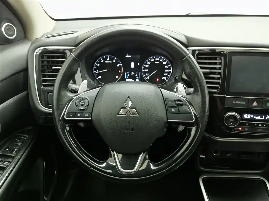Mitsubishi Outlander 2018 — фото 11
