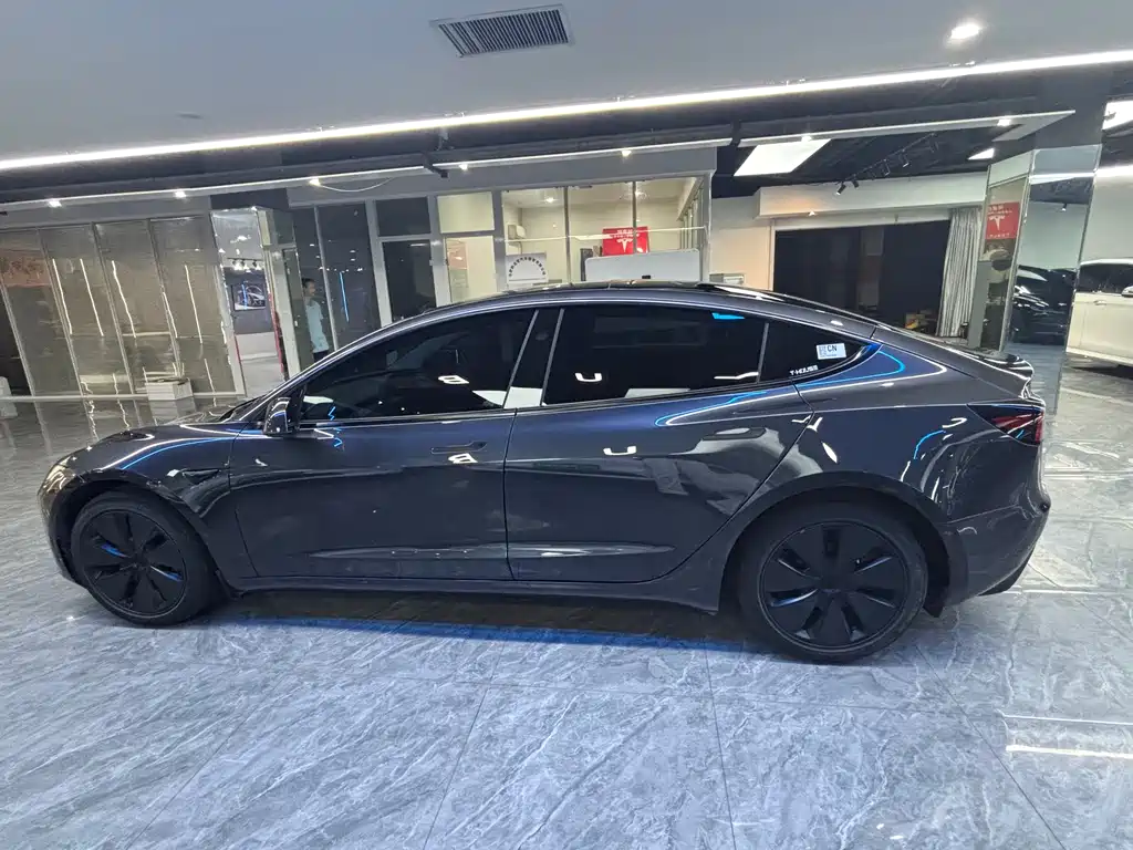 Tesla Model 3 2025 — фото 14