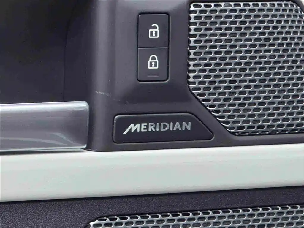 Land Rover Defender 2024 — фото 15
