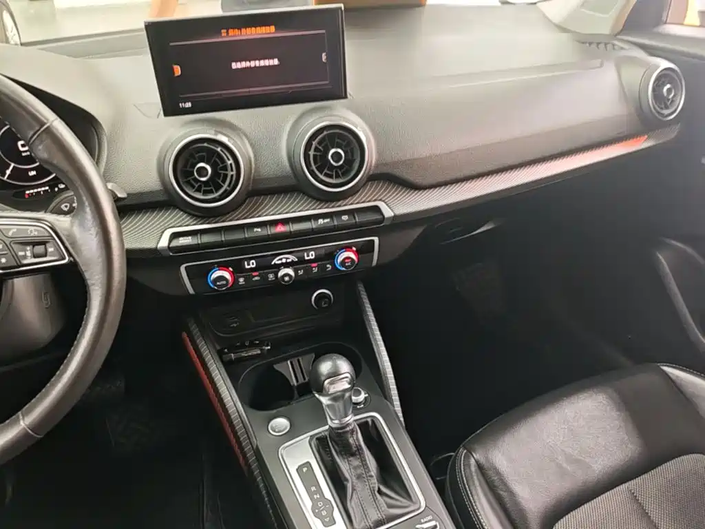 Audi Q2L E-Tron 2020 — фото 13