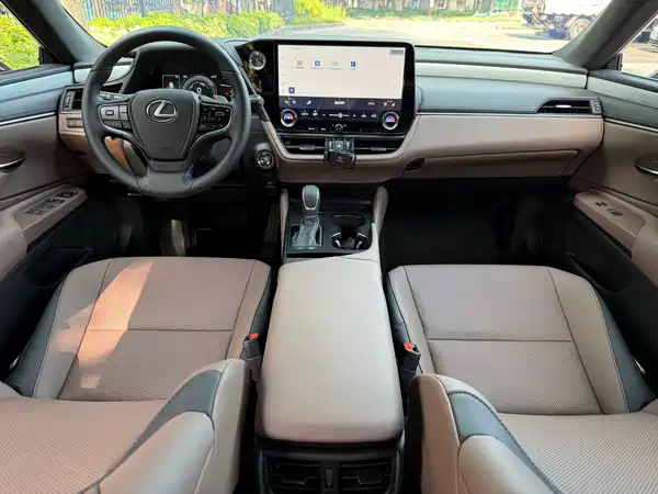 Lexus ES 2025