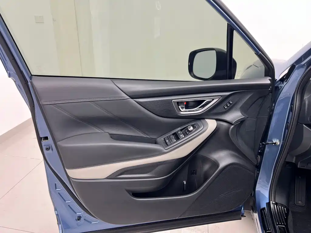 Subaru Forester 2023 — фото 13