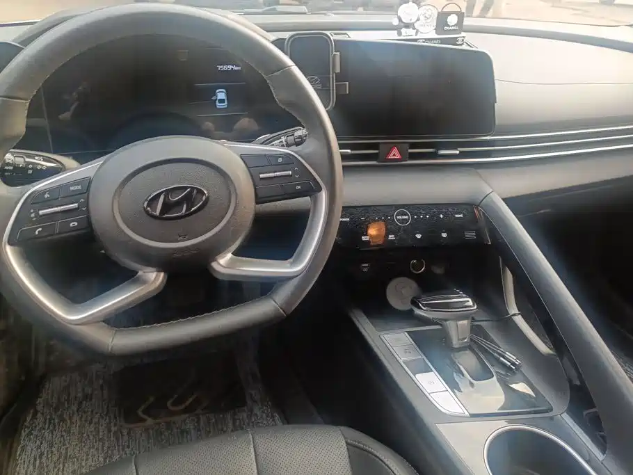 Hyundai Elantra 2023 — фото 12