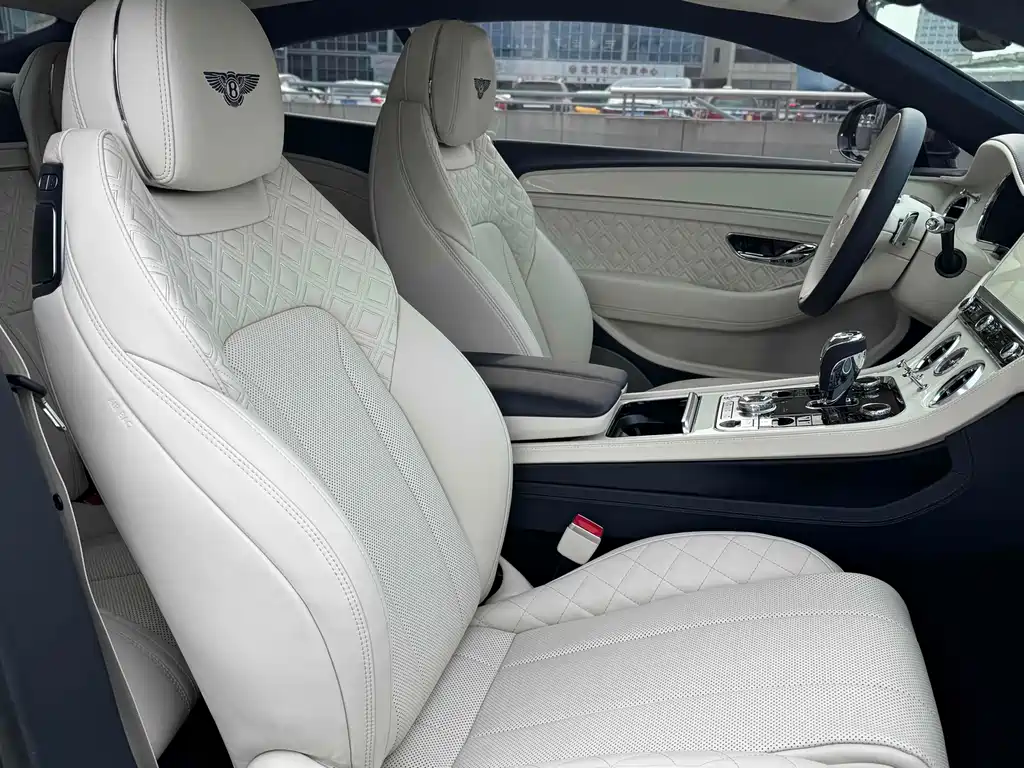 Bentley Continental 2021 — фото 15