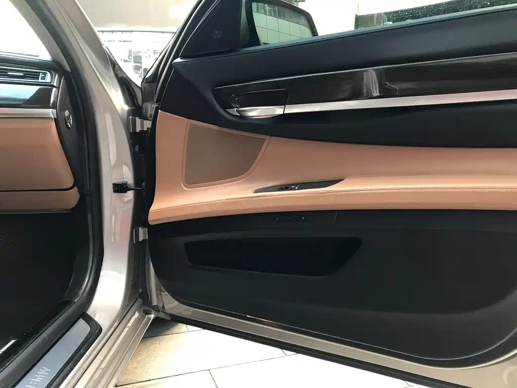 BMW 7 Series 2012 — фото 19