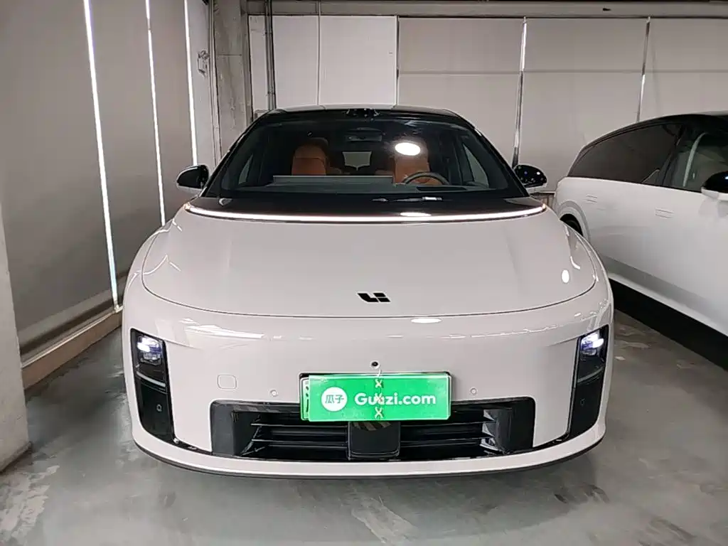 Li Auto i8 2025