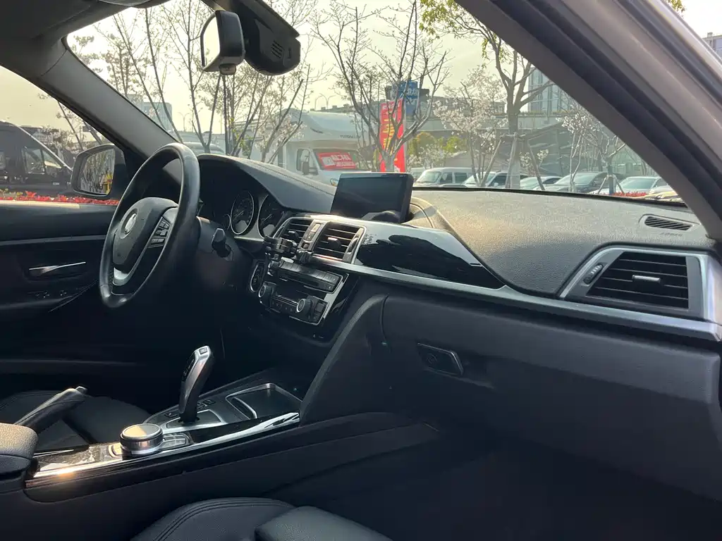 BMW 3 Series 2019 — фото 17
