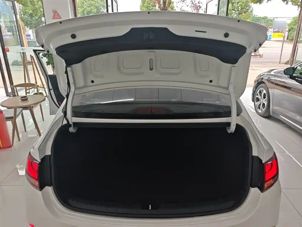Hyundai Elantra 2020 — фото 19