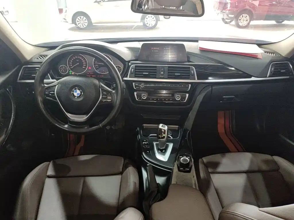 BMW 3 Series 2018 — фото 10