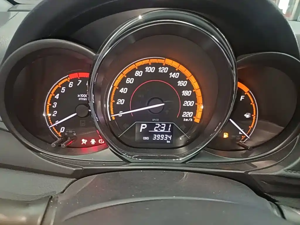 Toyota Yaris L 2023 — фото 12
