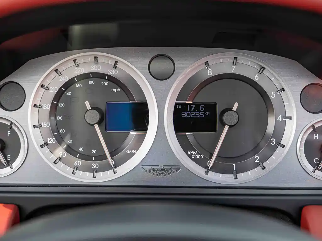 Aston Martin V8 Vantage 2020 — фото 15