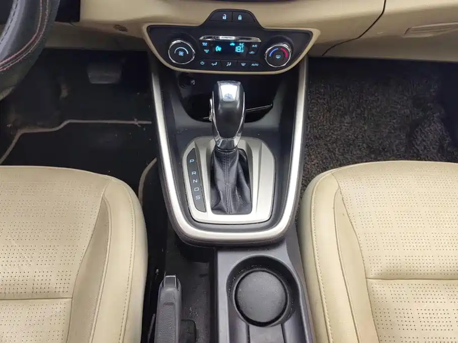 Ford Escort 2015 — фото 16
