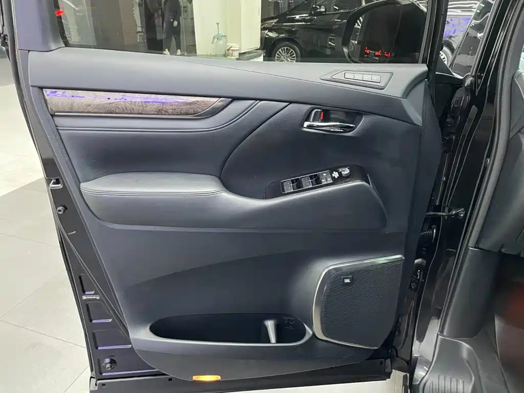 Toyota Vellfire 2022 — фото 15