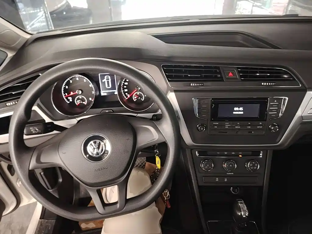 Volkswagen Touran 2019 — фото 10