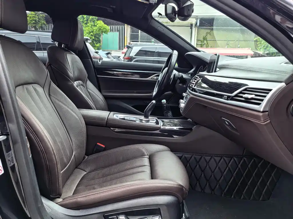 BMW 7 Series 2019 — фото 16