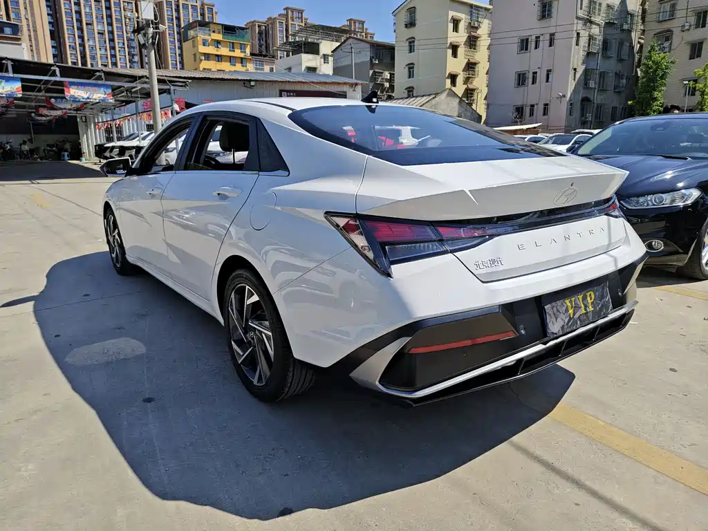 Hyundai Elantra 2023 — фото 4