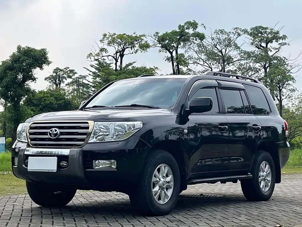 Toyota Land Cruiser 2011 — фото 1